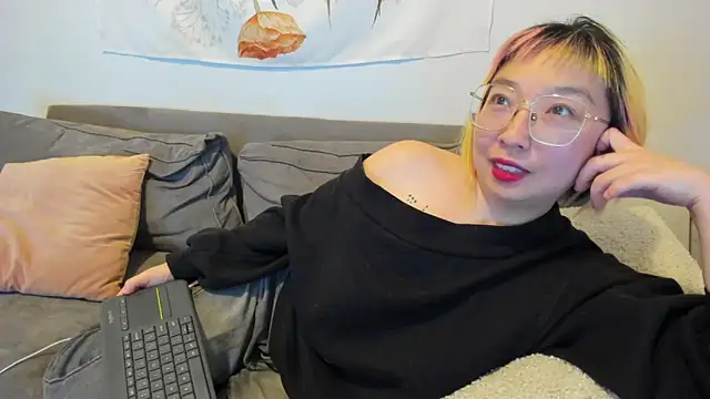 Snapshot of luxgray chatting on 01-18-25, 03:20 luxgray online show from 01-18-25, 03:20