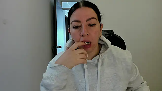 Snapshot of Im_coco chatting on 05-08-26, 12:20 Im coco online show from 05-08-26, 12:20