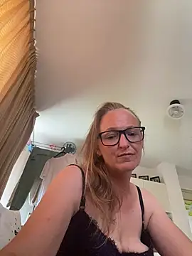 KikiDenhaag online show from 07-17-26, 11:40