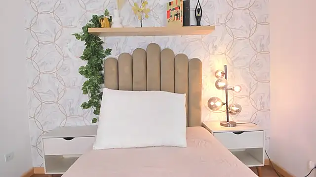 Snapshot of Roma__love chatting on 10-18-25, 12:07 Roma love online show from 10-18-25, 12:07