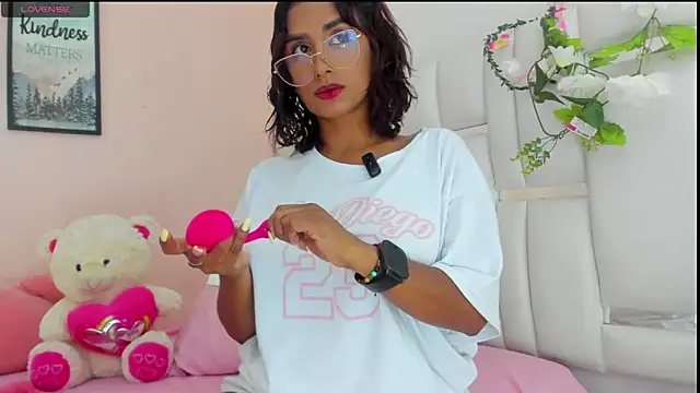 Snapshot of Vivi_bless chatting on 06-19-26, 03:29 Vivi bless online show from 06-19-26, 03:29