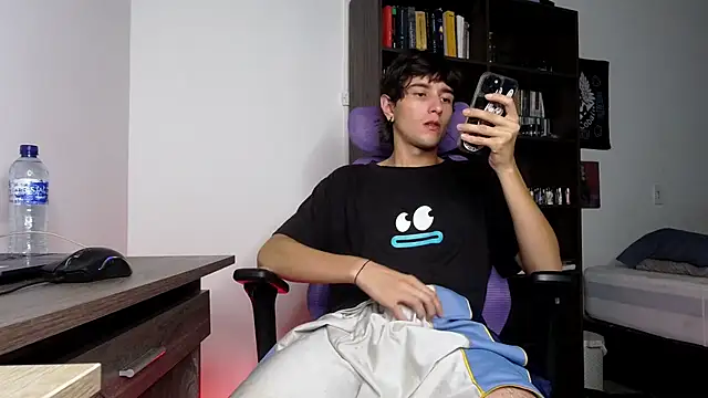 alex connorr online show from 11-18-25, 03:21