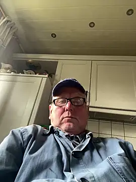 Snapshot of oldgayman chatting on 10-23-25, 08:57 oldgayman online show from 10-23-25, 08:57