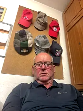 Snapshot of oldgayman chatting on 09-24-25, 11:06 oldgayman online show from 09-24-25, 11:06