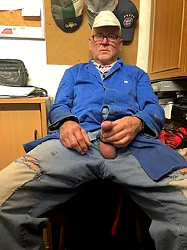 Snapshot of oldgayman chatting on 09-18-25, 01:14 oldgayman online show from 09-18-25, 01:14