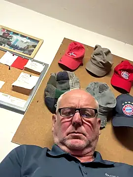 Snapshot of oldgayman chatting on 10-08-25, 02:18 oldgayman online show from 10-08-25, 02:18