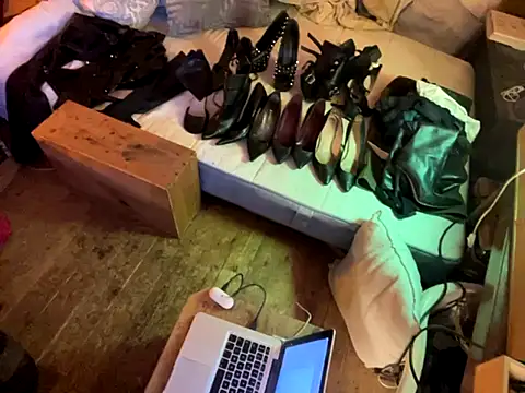 Snapshot of alexheels_boots chatting on 09-25-25, 01:00 alexheels boots online show from 09-25-25, 01:00