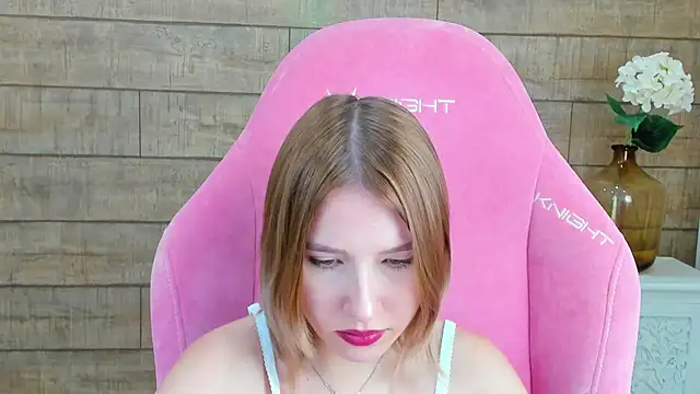Snapshot of LiliLinn chatting on 09-22-25, 05:02 LiliLinn online show from 09-22-25, 05:02