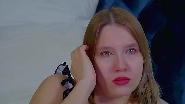 LiliLinn online show from 10-28-25, 04:24