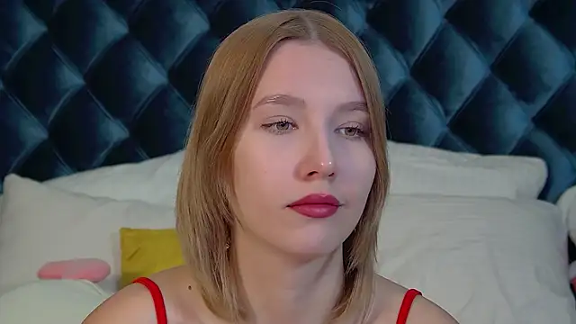 Snapshot of LiliLinn chatting on 09-19-25, 04:49 LiliLinn online show from 09-19-25, 04:49