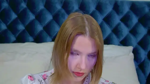 Snapshot of LiliLinn chatting on 10-22-25, 04:12 LiliLinn online show from 10-22-25, 04:12