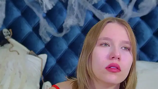 LiliLinn online show from 10-25-25, 04:11