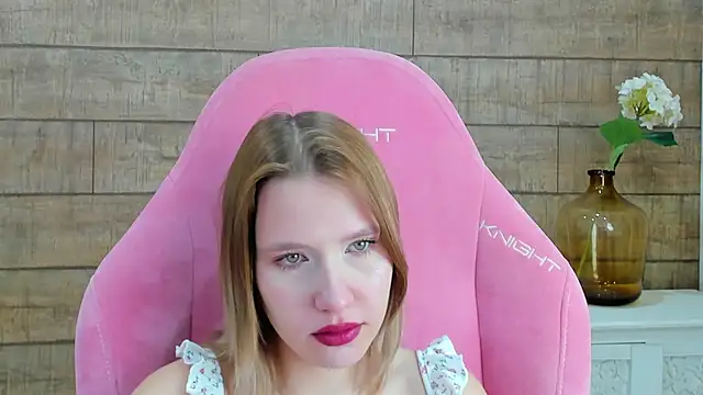 Snapshot of LiliLinn chatting on 10-20-25, 04:58 LiliLinn online show from 10-20-25, 04:58