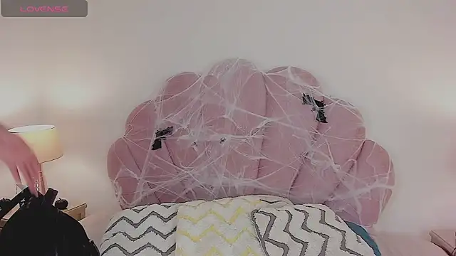 Nicole Paradise online show from 10-10-25, 12:17