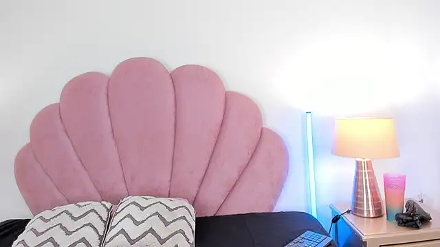 Nicole Paradise online show from 01-17-26, 12:31