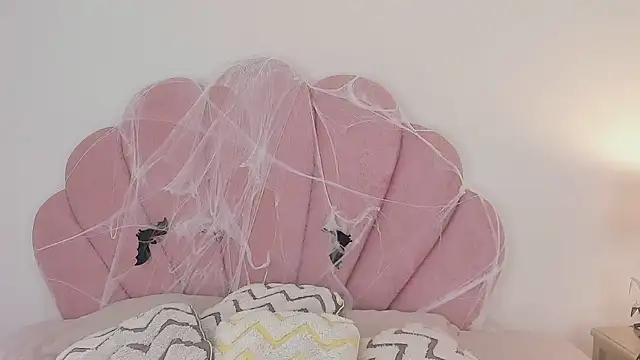 Nicole Paradise online show from 10-22-25, 12:37