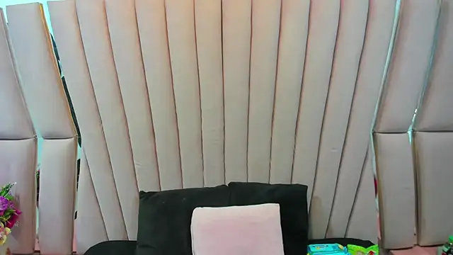 Aurora 18 online show from 04-17-26, 02:53