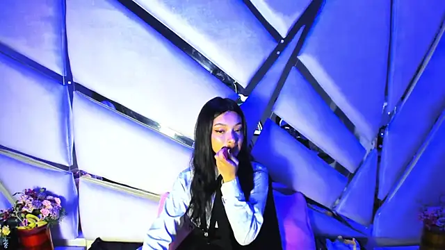 Aurora 18 online show from 10-30-25, 02:36