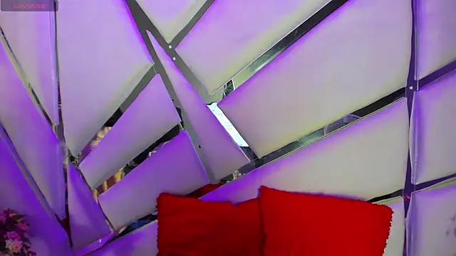 Aurora 18 online show from 11-14-25, 02:43