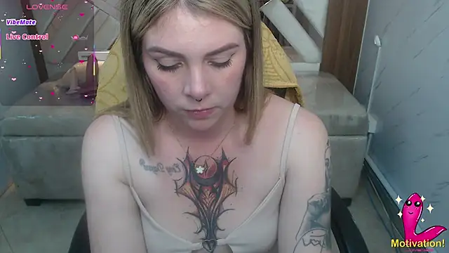 Snapshot of Paula_b_ chatting on 06-11-26, 12:43 Paula b online show from 06-11-26, 12:43