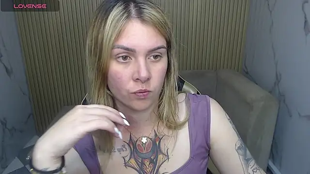 Snapshot of Paula_b_ chatting on 06-25-26, 01:16 Paula b online show from 06-25-26, 01:16