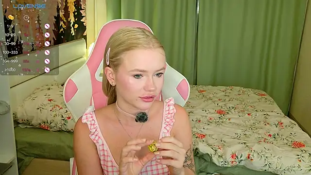 Snapshot of LexieLoree chatting on 09-29-25, 03:02 LexieLoree online show from 09-29-25, 03:02