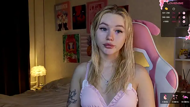 Snapshot of LexieLoree chatting on 02-01-25, 03:52 LexieLoree online show from 02-01-25, 03:52
