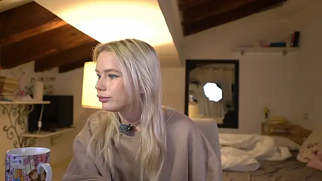 LexieLoree online show from 11-17-25, 04:05