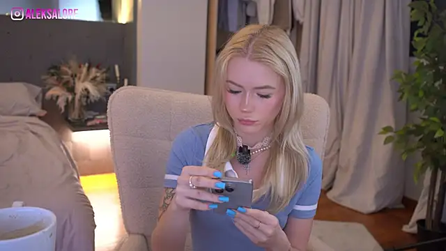 LexieLoree online show from 04-17-26, 02:36