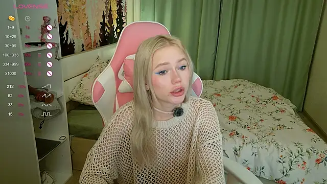 Snapshot of LexieLoree chatting on 10-06-25, 03:08 LexieLoree online show from 10-06-25, 03:08
