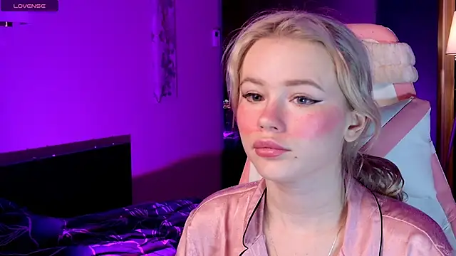 Snapshot of LexieLoree chatting on 03-10-25, 04:17 LexieLoree online show from 03-10-25, 04:17