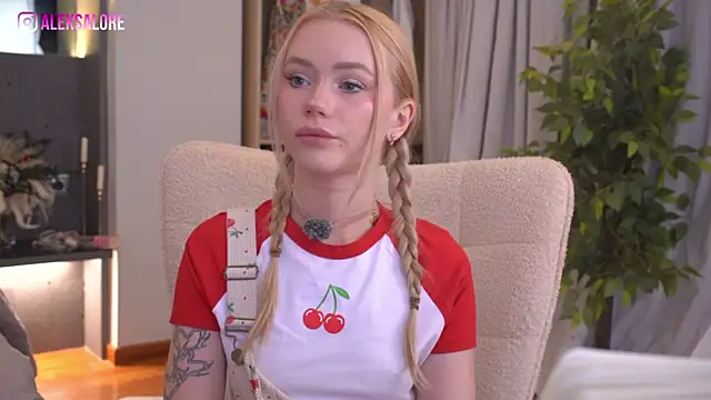 LexieLoree online show from 06-25-26, 03:04