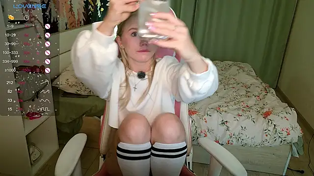 Snapshot of LexieLoree chatting on 10-04-25, 02:57 LexieLoree online show from 10-04-25, 02:57