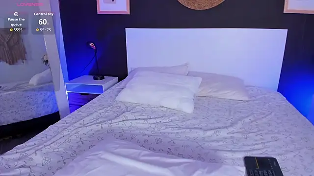 Snapshot of VioletPaket chatting on 03-14-26, 01:06 VioletPaket online show from 03-14-26, 01:06