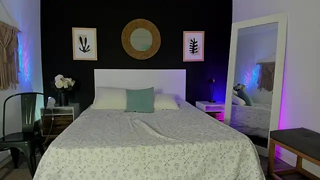 Snapshot of VioletPaket chatting on 02-11-26, 11:43 VioletPaket online show from 02-11-26, 11:43