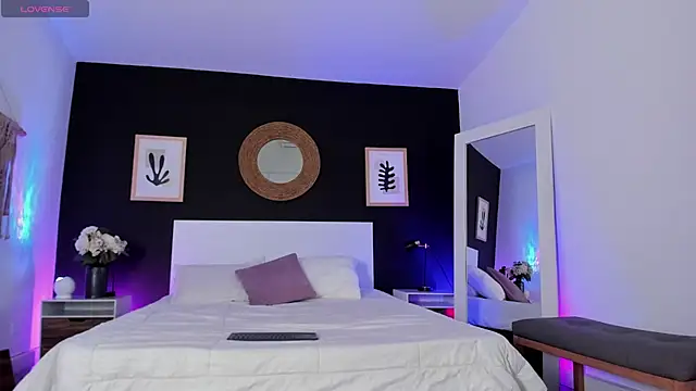 Snapshot of VioletPaket chatting on 02-21-26, 12:18 VioletPaket online show from 02-21-26, 12:18