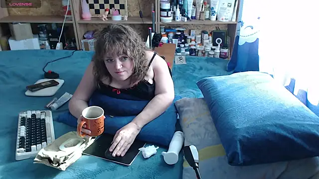 Snapshot of MiniNatalie chatting on 10-16-25, 07:05 MiniNatalie online show from 10-16-25, 07:05