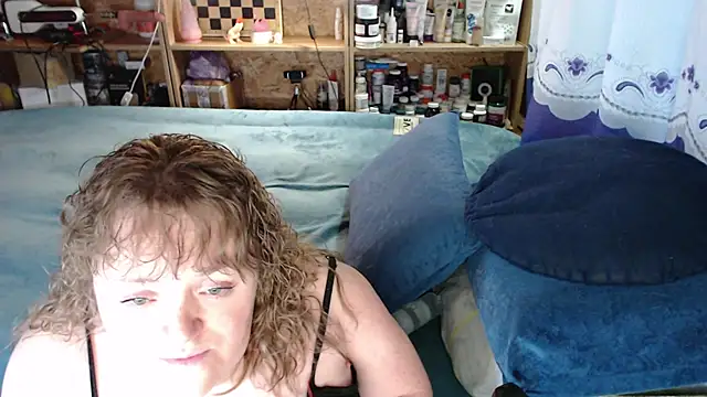 Snapshot of MiniNatalie chatting on 10-12-25, 11:33 MiniNatalie online show from 10-12-25, 11:33