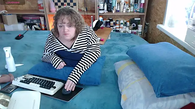 Snapshot of MiniNatalie chatting on 10-27-25, 06:47 MiniNatalie online show from 10-27-25, 06:47