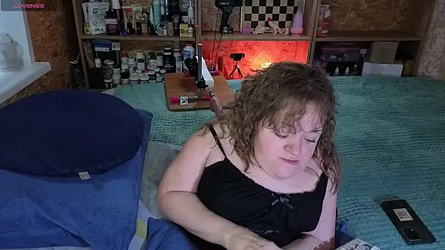 Snapshot of MiniNatalie chatting on 11-08-25, 02:04 MiniNatalie online show from 11-08-25, 02:04