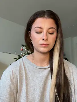 Mia-Minou online show from 11-28-25, 12:27