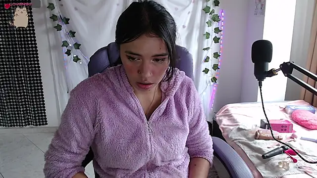 Snapshot of sophie_north chatting on 02-03-26, 05:51 sophie north online show from 02-03-26, 05:51