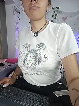 Snapshot of sophie_north chatting on 05-30-26, 12:17 sophie north online show from 05-30-26, 12:17