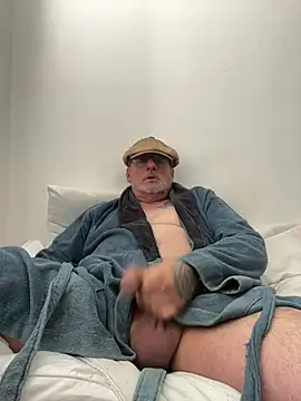 Snapshot of oldenglishguy chatting on 05-16-26, 09:41 oldenglishguy online show from 05-16-26, 09:41