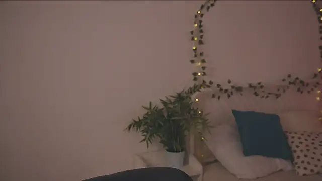Freckle Diyana online show from 10-12-25, 10:11