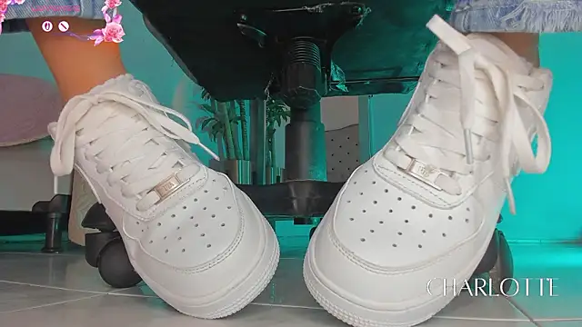 Snapshot of charlotte__grey chatting on 02-25-26, 08:08 charlotte grey online show from 02-25-26, 08:08