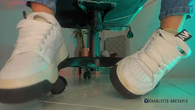 charlotte  grey online show from 11-26-25, 08:31