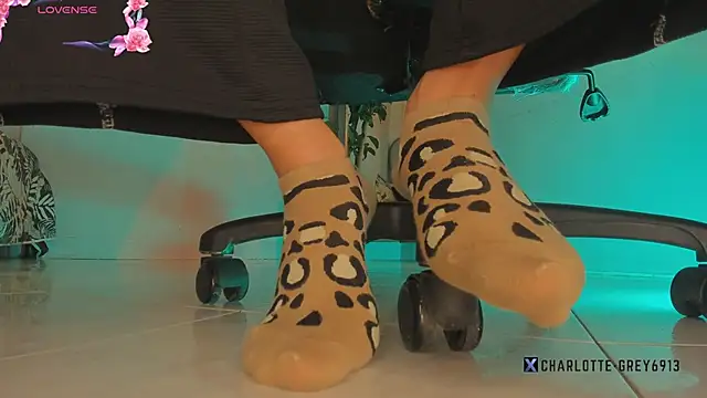 charlotte  grey online show from 11-19-25, 08:42