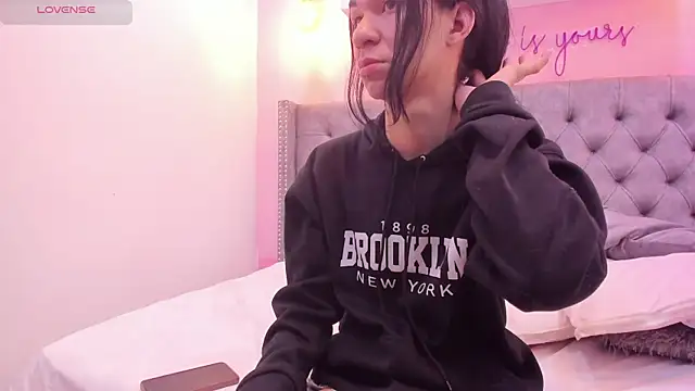 Mia thompson 19 online show from 11-03-25, 03:48