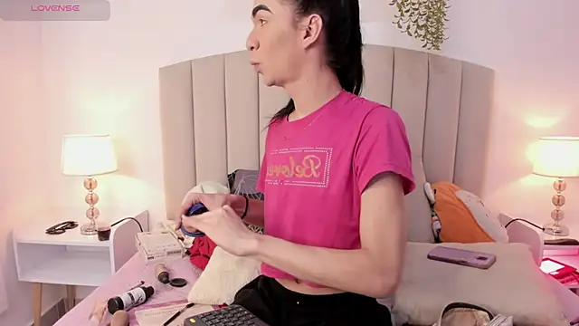 Mia thompson 19 online show from 10-24-25, 09:03